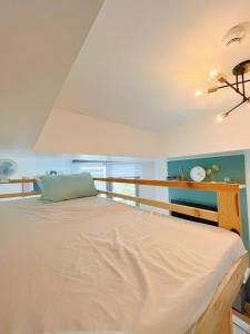 een slaapkamer met een groot bed in een kamer bij GBU's Studio with Balcony at Azure North Pampanga in San Fernando
