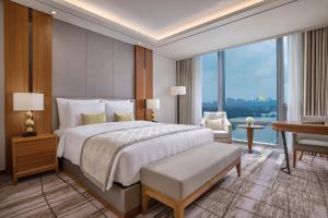 Postel nebo postele na pokoji v ubytování LOTTE Hotel Yangon
