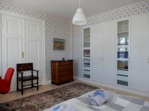Wallinshuset في سونّه: غرفة بسرير وكرسي وخزانة
