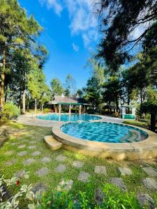 Bazén v ubytovaní Insta-Worthy Swiss House Staycation Crosswinds Tagaytay alebo v jeho blízkosti