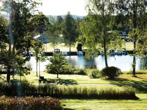 Wallinshuset في سونّه: اطلاله على نهر مع قوارب في حديقه