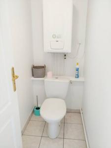 uma casa de banho branca com um WC e um lavatório em L'Embrun de la Baie de Somme em Saint-Valery-sur-Somme