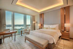 Ένα ή περισσότερα κρεβάτια σε δωμάτιο στο LOTTE Hotel Yangon