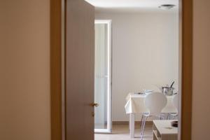 Zimmer mit einem Tisch und Stühlen sowie einem weißen Tisch und Stühlen in der Unterkunft Apartments Faro in Bašanija + 129 Fotos