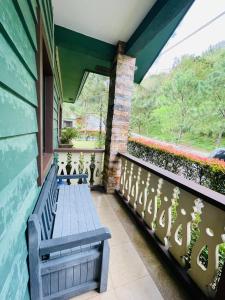 En balkong eller terrass på Insta-Worthy Swiss House Staycation Crosswinds Tagaytay