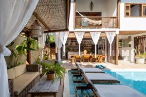 an outdoor patio with a pool and a house at Cottage Bahia in Arraial d'Ajuda