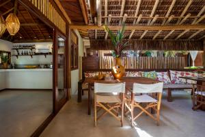 Cottage Bahia في ارايال دايودا: غرفة طعام مع طاولة وكراسي
