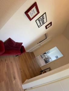 a living room with a red couch and a mirror at Südstrand nahe Eigentumswohnung mit Stil in Wilhelmshaven