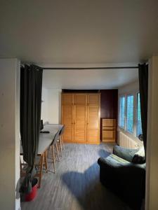 un soggiorno con tavolo e divano di appartement fond de jardin 1 étage a Palaiseau