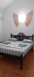 um quarto com uma cama com asas na parede em Lairai's Happy Home em Candolim