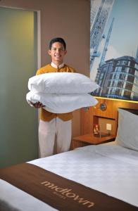 Členové personálu v ubytování Midtown Hotel Surabaya