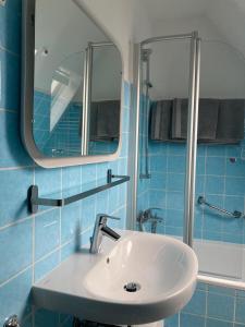 a bathroom with a sink and a mirror at Ferienwohnung Päusken im Hochsauerland- E- Bike und Auto laden möglich in Bestwig