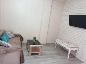 Et tv og/eller underholdning på Modern 1BD apartment with living room in the park zone