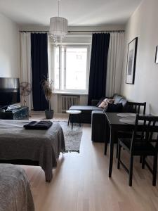 uma sala de estar com um sofá e uma mesa em Beautiful city apartment at Kallio em Helsinque