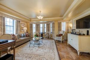 uma sala de estar com um sofá e uma mesa em The Jefferson Hotel em Washington