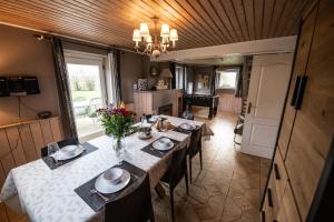 une salle à manger avec une table et des chaises ainsi qu'une cuisine dans l'établissement Ô Macra House - Aubel, Pays de Herve, à Aubel