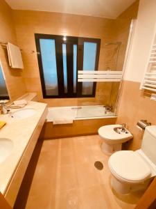 uma casa de banho com um WC, um lavatório e uma banheira em Sonne - Golf - 4Pers. - Apartments em Fuente-Álamo de Murcia