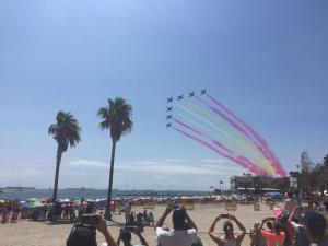 um grupo de pessoas na praia a ver aviões a voar em Sonne - Golf - 4Pers. - Apartments em Fuente-Álamo de Murcia