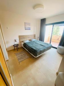 1 dormitorio con cama grande y ventana grande en Sonne - Golf - 4Pers. - Apartments, en Fuente-Álamo de Murcia
