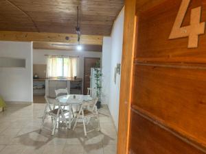 een kamer met een tafel en stoelen en een deur bij El RECREO 4 in Garupá