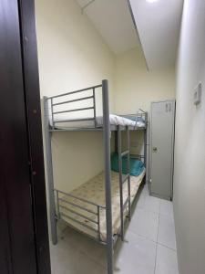 Habitación pequeña con 2 literas. en WAA Hostel, en Dubái