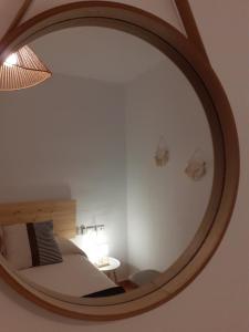 1 dormitorio con un gran espejo circular en la pared en Piso Piteres 7 con piscina en Altea