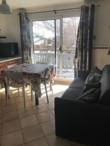 uma sala de estar com uma mesa e um sofá em appartement les deux alpes em Les Deux Alpes