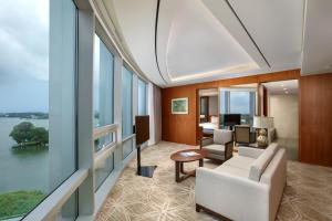 Χώρος καθιστικού στο LOTTE Hotel Yangon