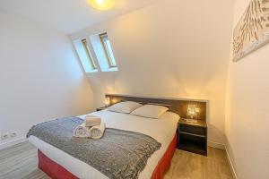 une chambre avec un lit avec deux serviettes dessus dans l'établissement Le City-Break - T3 en centre-ville avec un parking sécurisé, à Vannes