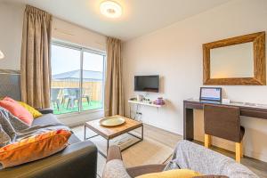 un salon avec un canapé et une télévision dans l'établissement Le City-Break - T3 en centre-ville avec un parking sécurisé, à Vannes
