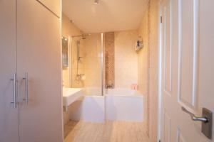 Ένα μπάνιο στο Modern Flat in Porthcawl