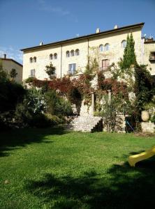 un edificio con un patio de césped con un edificio en Villa Felici, en Giuliano di Roma