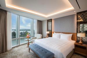Ένα ή περισσότερα κρεβάτια σε δωμάτιο στο LOTTE Hotel Yangon