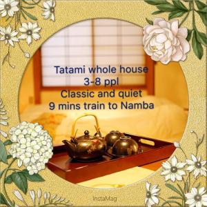 Un folleto para una habitación de hotel con dos teteras en una mesa en Osaka KAYA Traditional Tatami house 2-6 ppl near station and park direct to KIX airport en Osaka