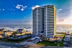 un edificio alto con el océano en el fondo en Daytona Beach Living - Unit #504, en Daytona Beach
