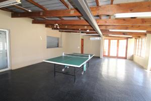 - une table de ping-pong au milieu d'une pièce dans l'établissement Santana 107, à Margate