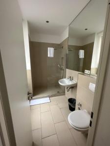 Ένα μπάνιο στο Charming Apartments Frankfurt City +110 φωτογραφίες