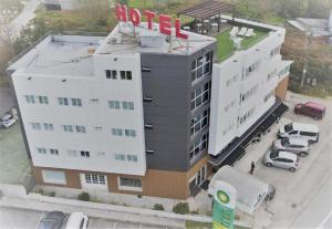 una vista aérea de un hotel con coches aparcados fuera en San Luis, en Vilaboa