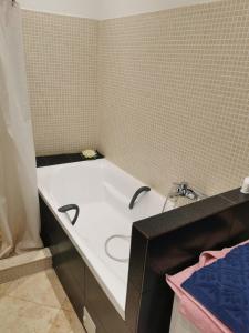 W łazience znajduje się biała wanna i umywalka. w obiekcie Great Black Sea View w Konstancy