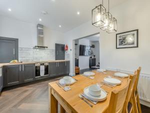 une cuisine avec une table en bois et une salle à manger dans l'établissement Grosvenor House, à Alnwick