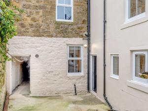 an alley in the side of a building at Grosvenor House in Alnwick