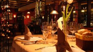 Hotel Restaurant Krone في فولفاخ: طاولة عليها كؤوس نبيذ ومناديل