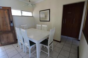 ein Esszimmer mit einem weißen Tisch und Stühlen in der Unterkunft Santana 406 in Margate