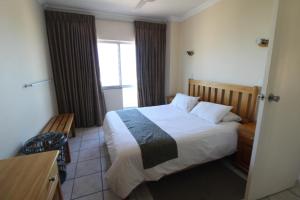 ein Hotelzimmer mit einem Bett und einem Fenster in der Unterkunft Santana 406 in Margate