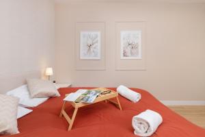 Un dormitorio con una cama con una mesa. en Beaufort Estate Apartment by Renters, en Gdynia