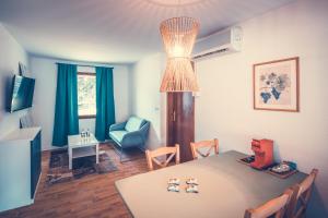 a living room with a table and a chair at Bungalows Tenuta Primero in Grado