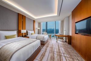 Ένα ή περισσότερα κρεβάτια σε δωμάτιο στο LOTTE Hotel Yangon