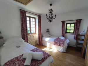 Posteľ alebo postele v izbe v ubytovaní Château de Chauvac - Chambres et table d'hôtes avec vue sur la rivière