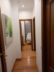 pasillo que conduce a un dormitorio con cama en MenVal16 en Gijón