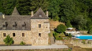 Bazén v ubytovaní Château de Chauvac - Chambres et table d'hôtes avec vue sur la rivière alebo v jeho blízkosti